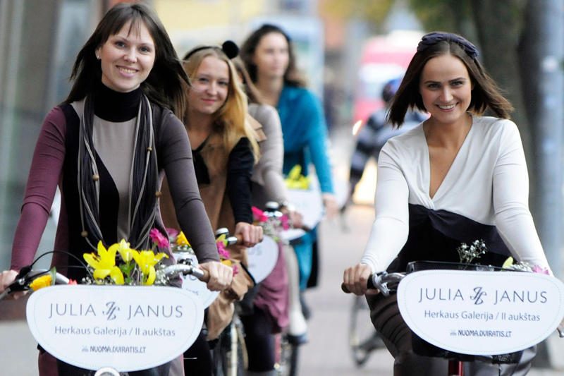 Vilniaus gatvėse – mados kolekcijos pristatymas ant dviračių