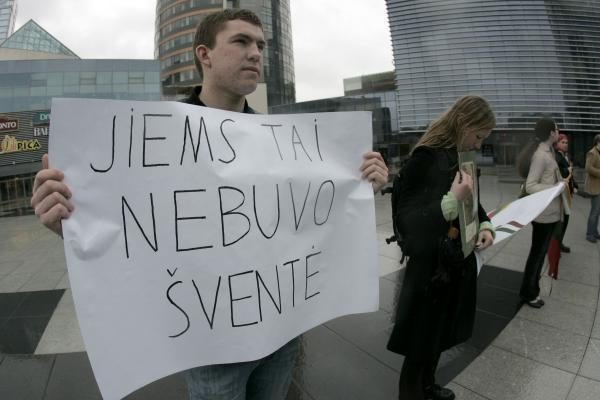 Vilniuje vėl protestuota prieš karo veteranų eitynes (papildyta)