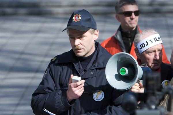 Protestuojantys basi pareigūnai - tik pradžia (papildyta 13.24 val.)