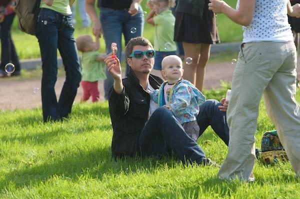 Virš Vilniaus Lukiškių aikštės pakilo muilo burbulai