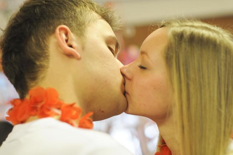 Konkurso „Ilgiausias bučinys“ nugalėtojai bučiavosi ilgiau nei 35 val.