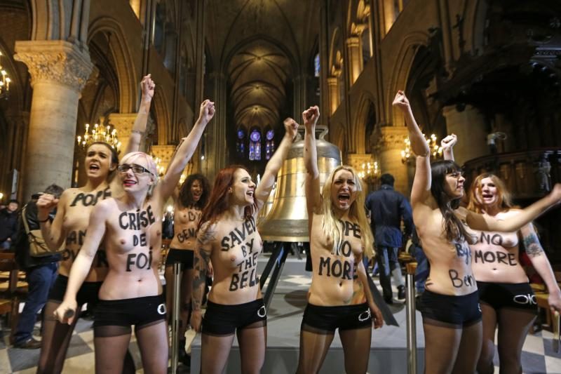 Paryžiaus katedroje „Femen“ džiūgavo dėl popiežiaus atsistatydinimo