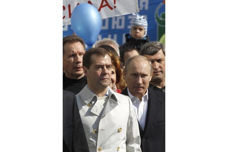 V.Putinas su D.Medvedevu dalyvavo sovietinio stiliaus demonstracijoje