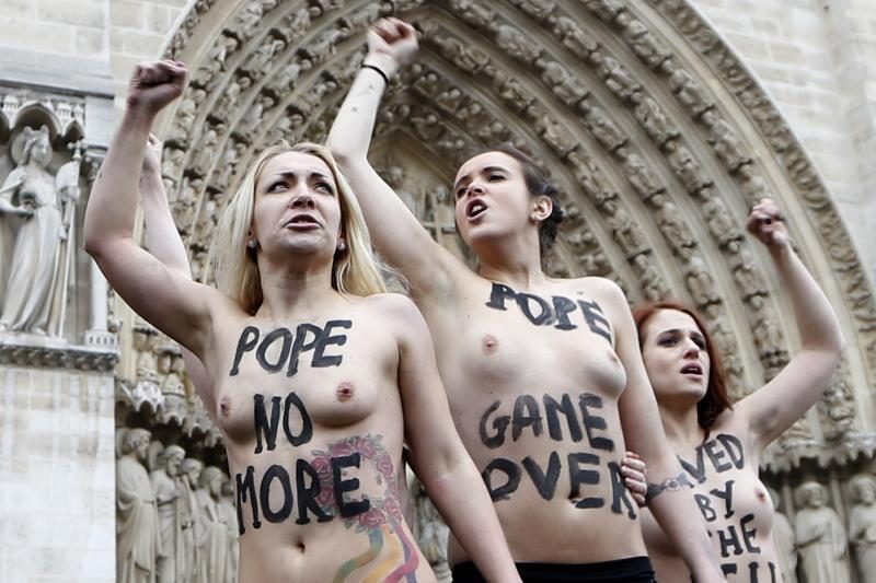 Paryžiaus katedroje „Femen“ džiūgavo dėl popiežiaus atsistatydinimo