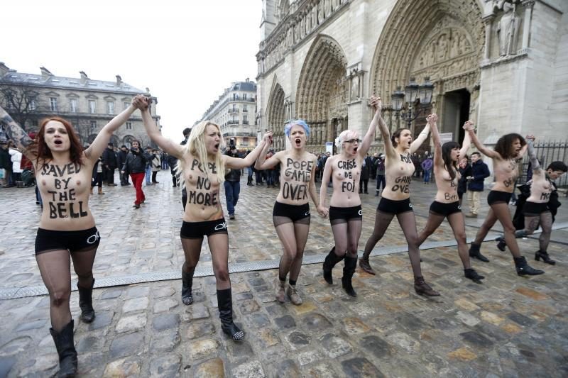 Paryžiaus katedroje „Femen“ džiūgavo dėl popiežiaus atsistatydinimo