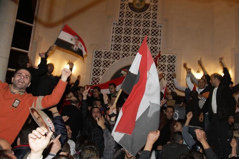 Sirijoje demonstrantų minios puolė diplomatines misijas