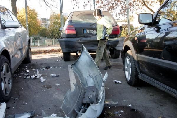 Mindaugo „Maximos“ aikštelėje vairuotoja numušė užtvarą ir taranavo automobilius