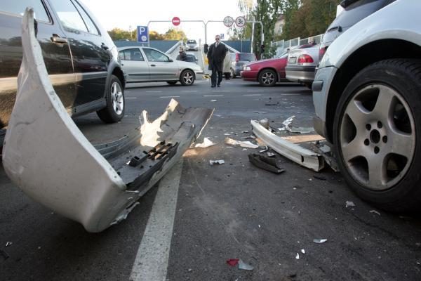 Mindaugo „Maximos“ aikštelėje vairuotoja numušė užtvarą ir taranavo automobilius