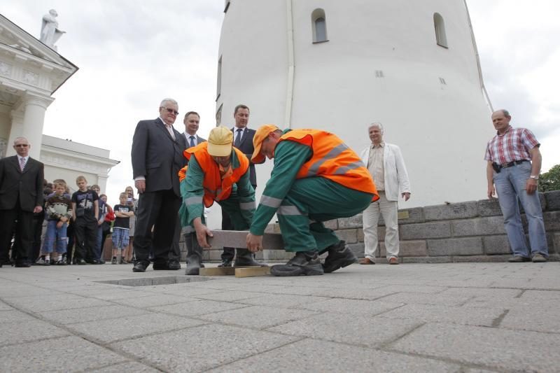 Baltijos keliui atminti sostinių vadovai įmontavo plytelę