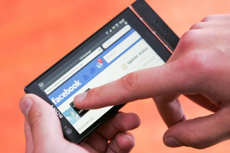 „Facebook“ tinkle sužvejota patikli moteris prarado pinigus