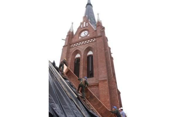 Restauratoriai Palangos bažnyčią dengia „auksiniu“ stogu