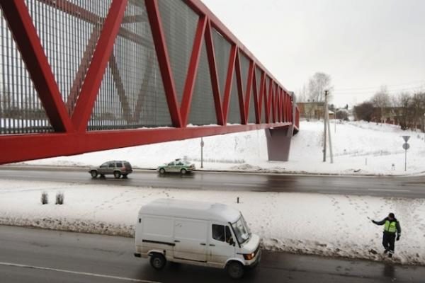 Vilniuje nuo tilto nukritusios grotelės prispaudė vyrą