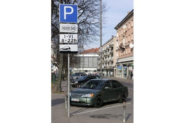 Vilniaus senamiestyje pabrango automobilių stovėjimas