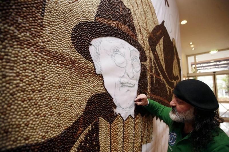 Menininkas sukūrė didžiausią pasaulyje mozaiką iš kavos pupelių