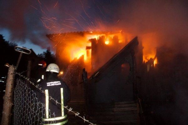 Vilniaus rajone užsidegus sodo namui gaisre žuvo vyras 