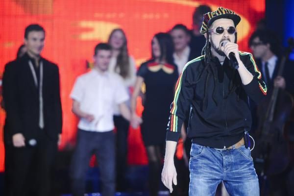 Koncerte - „Eurovizijos“ hitai, istorijos apie tautinę diskriminaciją