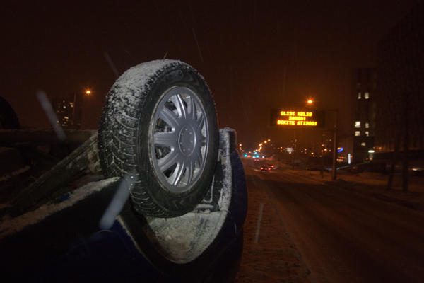 Slidžiame Pilaitės prospekte apvirto visureigis