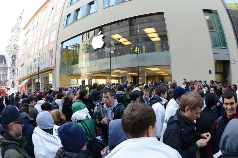 Pasaulyje pradėta prekyba „iPhone 5“, o lietuviai dar lauks savaitę