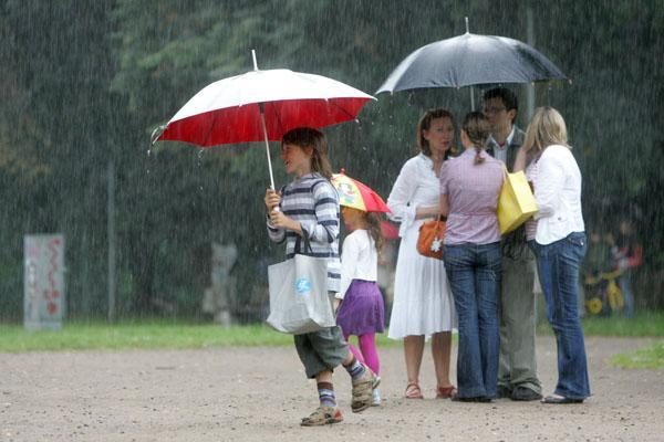 Šeimų mugę sostinėje išsklaidė lietus