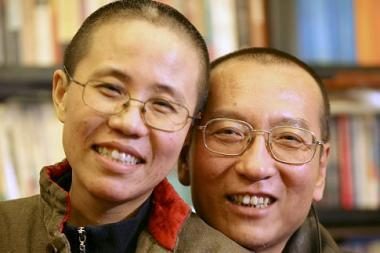 Nobelio taikos premiją pelniusio Kinijos disidento žmona prašo draugų atsiimti vyro apdovanojimą