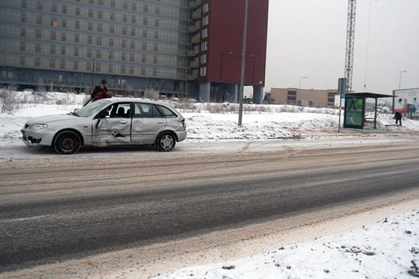 Vilniuje automobilio nesuvaldžiusi moteris suniokojo stotelę