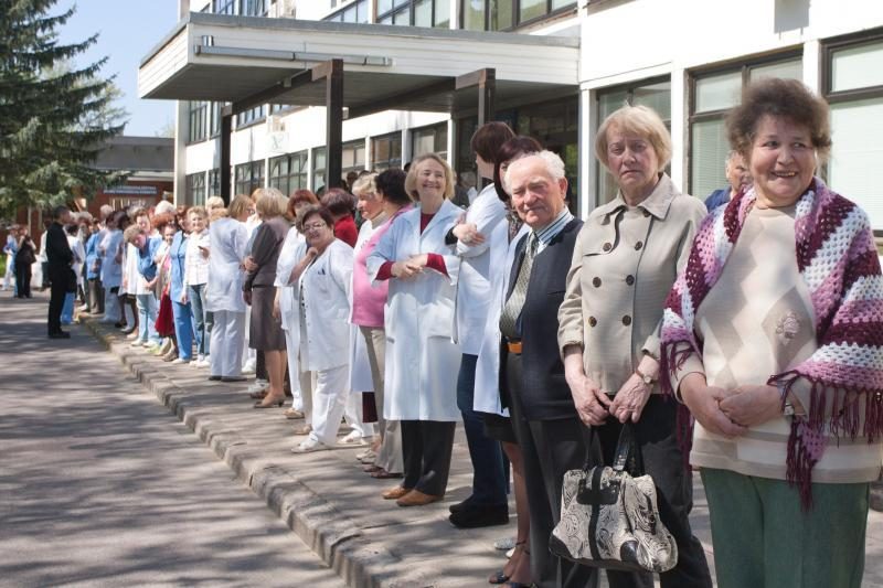 Medikai protestuodami rankomis apjuosė Antakalnio ligoninę 