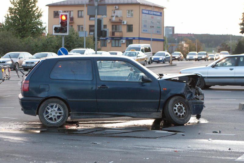 Vilniuje susidūrus automobiliams nukentėjo motociklininkas