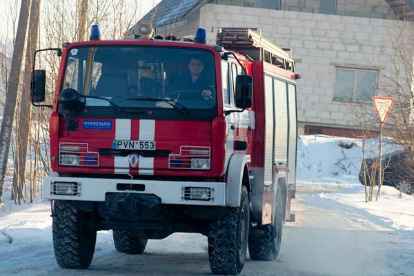 Lentvaryje degė siuvyklos sandėliai