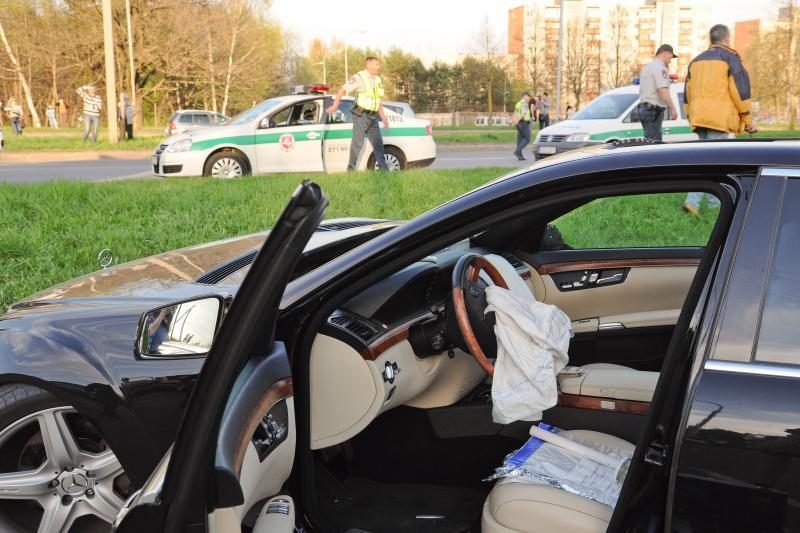 Sulaikytas policijos automobilį su „Mercedes“ taranavęs vairuotojas