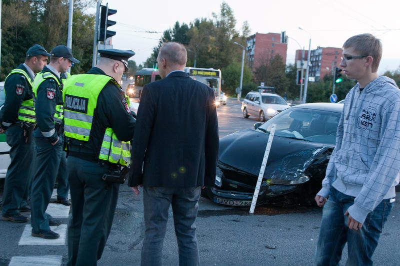 Vilniuje susidūrus automobiliams nukentėjo motociklininkas