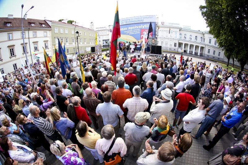 N.Venckienę palaikantys žmonės Vilniuje šaukėsi „tautos teismo“