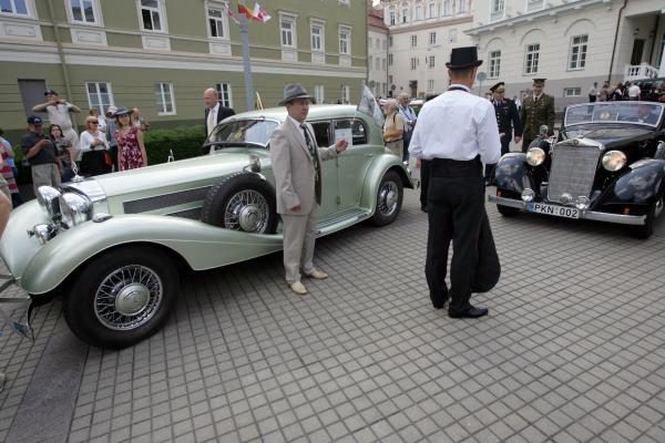 Po istorines Lietuvos vietas - senoviniais automobiliais