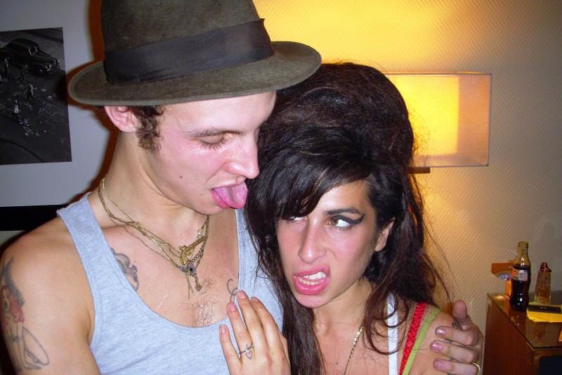 Amy Winehouse turėdavo sumokėti 600 lt, kad gautų bučinį iš savo vyro