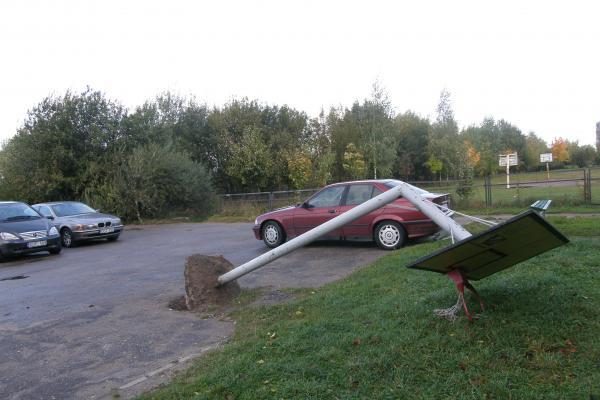 Dėl automobilių stovėjimo aikštelės nugriovė krepšinio stovą