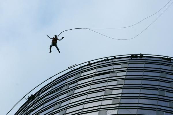Ekstremalai šoko su virve iš 125 m aukščio
