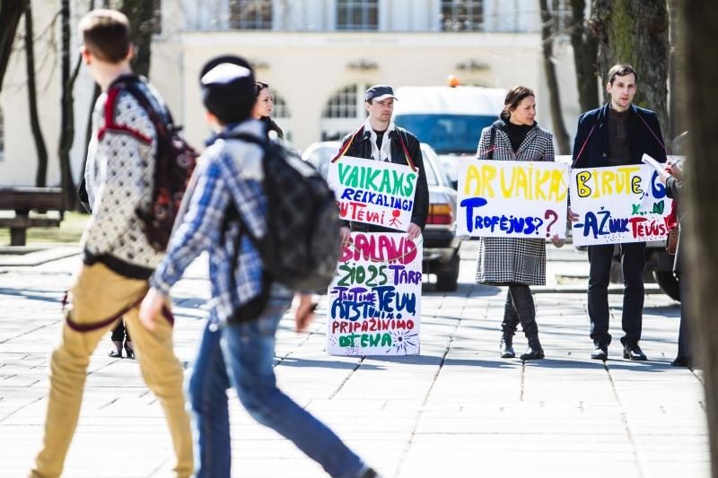 Valstybės politika nusivylę piketuotojai: ar vaikas – trofėjus?