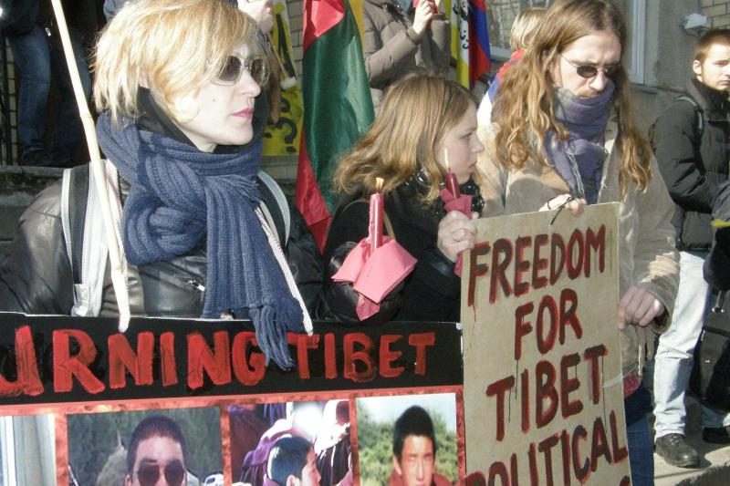 Prie Kinijos ambasados grupelė žmonių reikalavo laisvės Tibetui