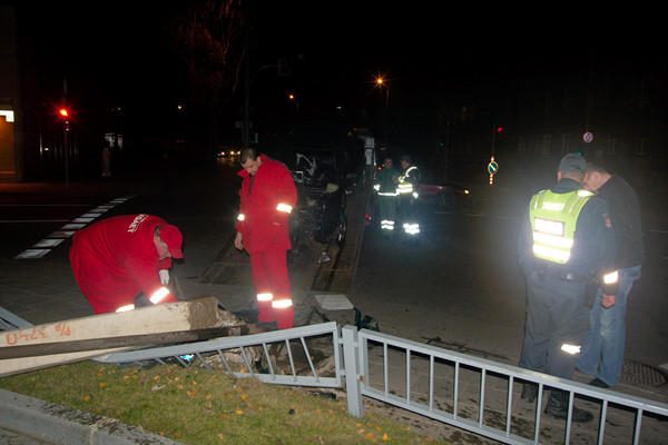 Vilniuje per avariją nugriautas apšvietimo stulpas