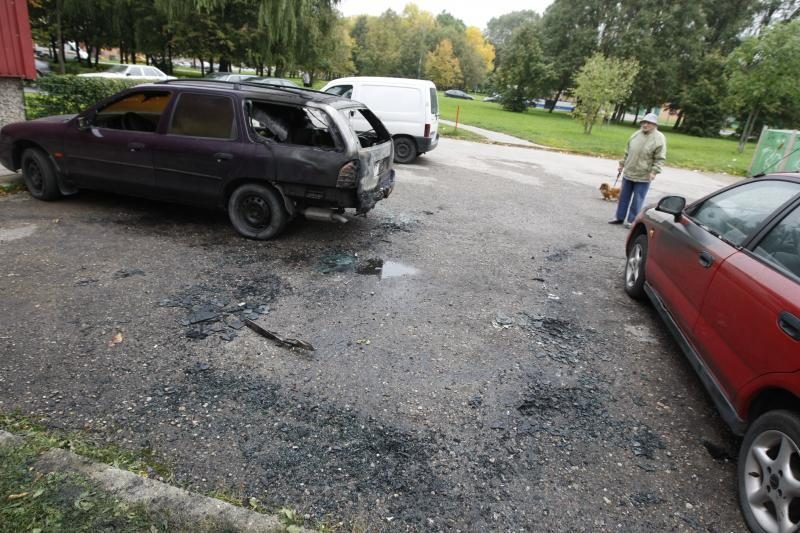 Klaipėdoje Gedminų gatvėje degė trys automobiliai