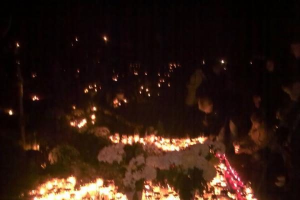 D.Kedžio kapas paskendo žvakučių jūroje