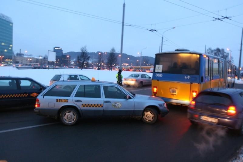 Ryte protestuojantys taksistai bandė „užkimšti“ gatves