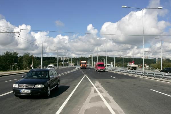 Lazdynų tiltas atidarytas, bet eismo trukdžiai Savanorių pr. liks 