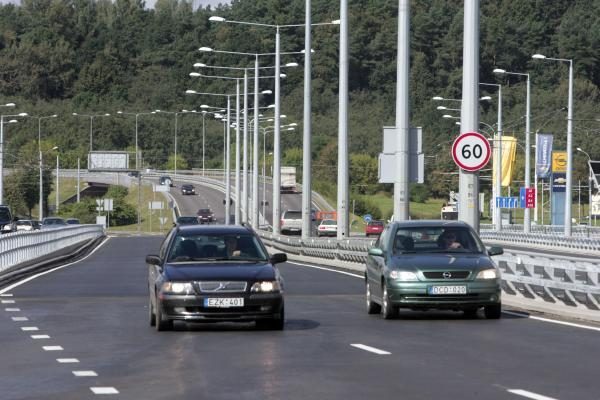 Lazdynų tiltas atidarytas, bet eismo trukdžiai Savanorių pr. liks 