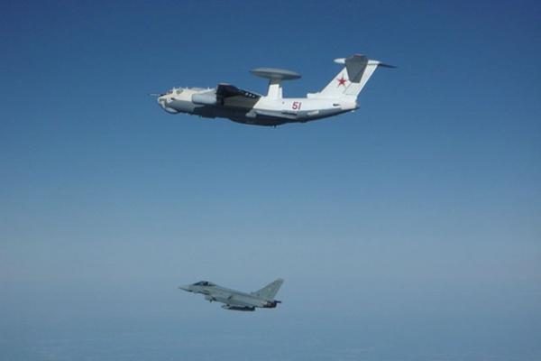 Baltijos oro erdvę saugantys NATO naikintuvai palydėjo rusų karo lėktuvą 