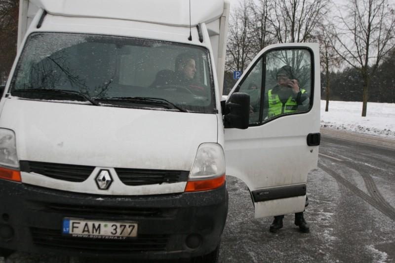 Vilniuje prabangus „Lexus“ rėžėsi į metadoną vežiojantį autobusiuką