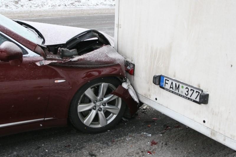 Vilniuje prabangus „Lexus“ rėžėsi į metadoną vežiojantį autobusiuką