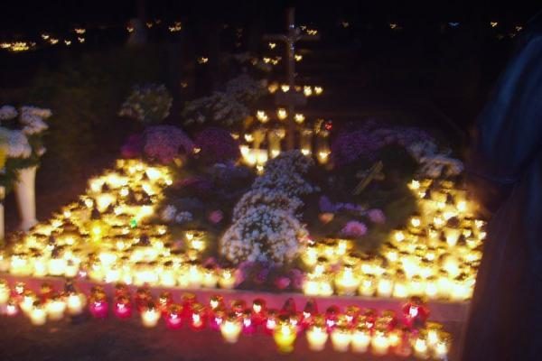 D.Kedžio kapas paskendo žvakučių jūroje