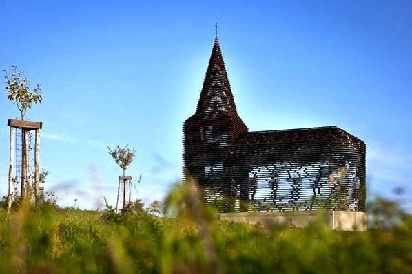 Belgų architektai sukonstravo permatomą bažnyčią
