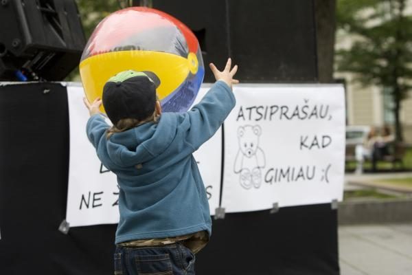 Protestuojantys tėvai: iš mažiausio atimti lengviausia