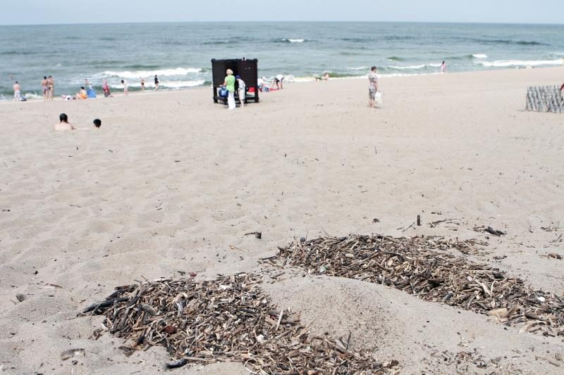 Uostamiesčio paplūdimių smėlyje – aštrios šiukšlės